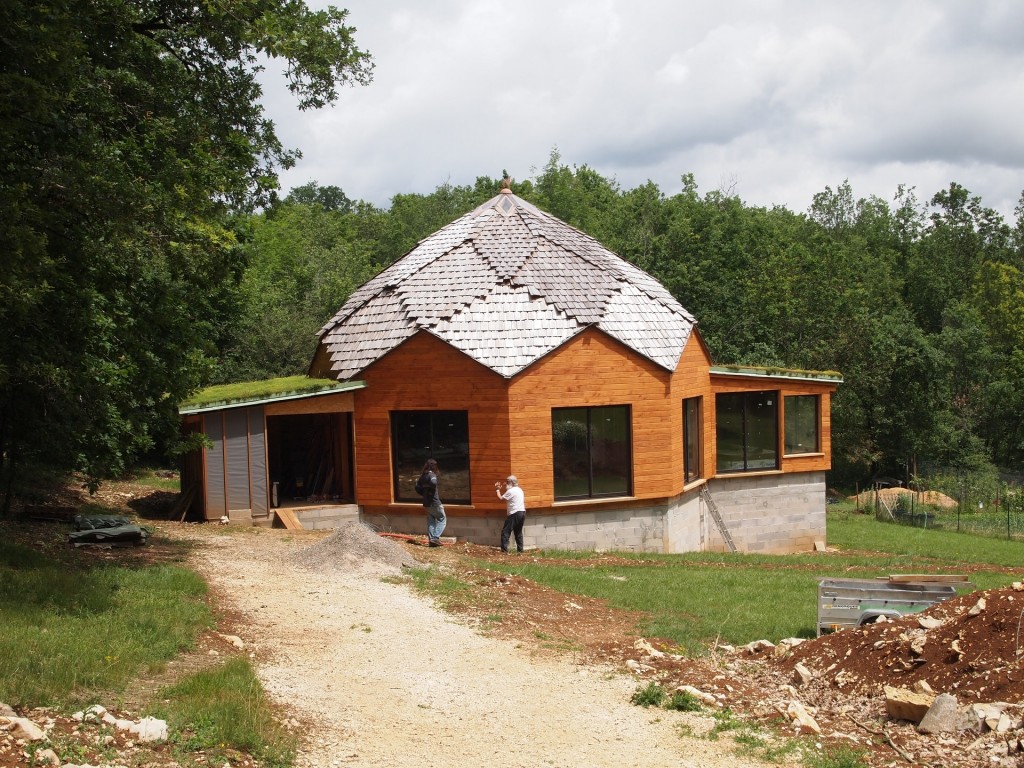 toit végétal et maison octogonale